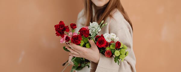 Comment choisir un parfum comme cadeau pour la Journée de la femme : guide pour les hommes