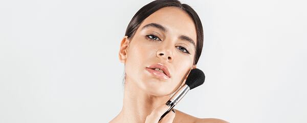 Maquillage grunge 2025: le retour des années 90 dans une version moderne et "clean".