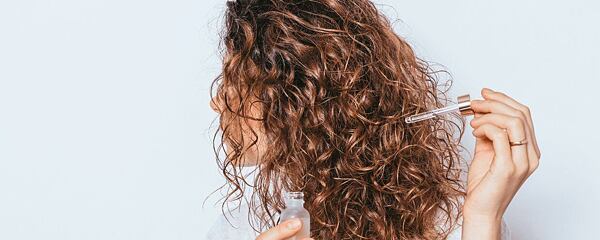 Les essentiels pour des cheveux forts et éclatants: Transformez votre routine capillaire!