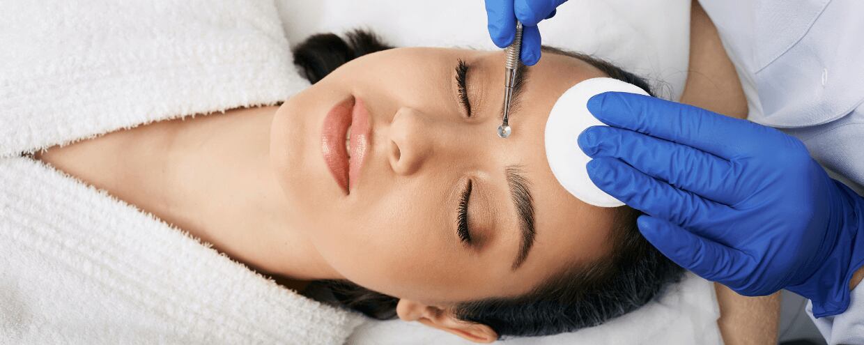 Comment traiter les points noirs et les pores dilatés: le guide complet pour une peau nette!